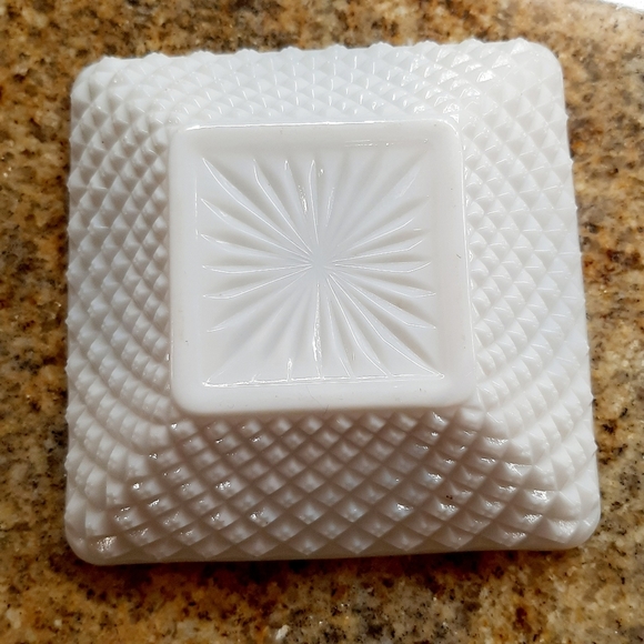 VTG SQUARE MILK GLASS ASHTRAY - Picture 3 of 10